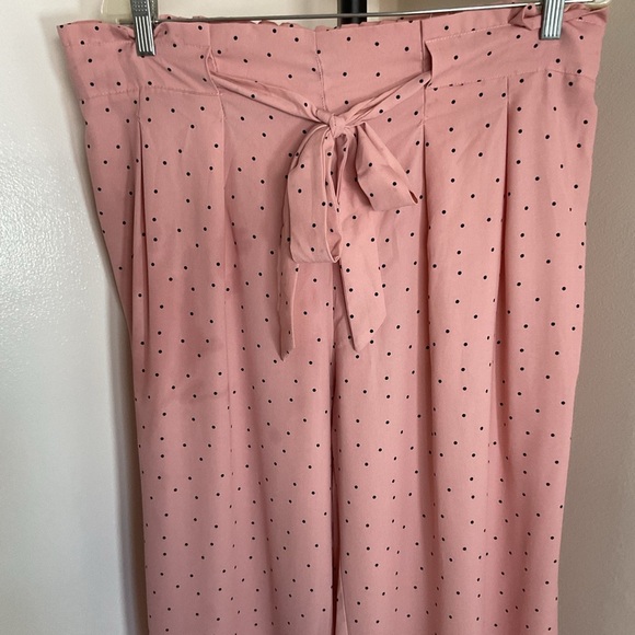 27. Wide-leg style with a black polka dot pattern and a self-tie waist detail 3X - Picture 2 of 9